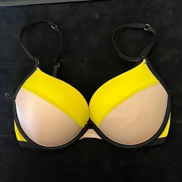 Victoria's Secret Other - Victoria’s Secret Very Sexy Push Up -‎ 32DD